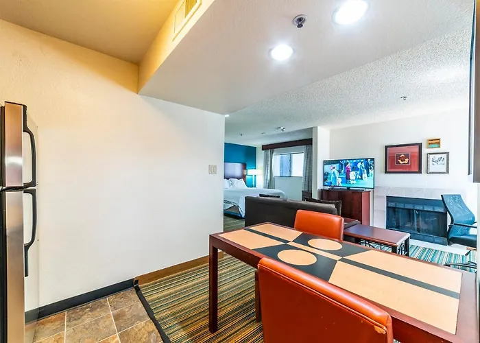 Metro Extended - Queen Apartment *